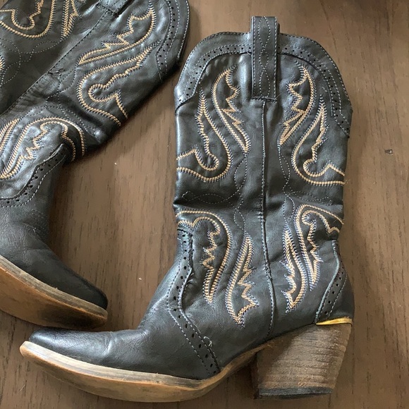 Very volatile Raspy Black Cowboy Boot - Picture 5 of 6